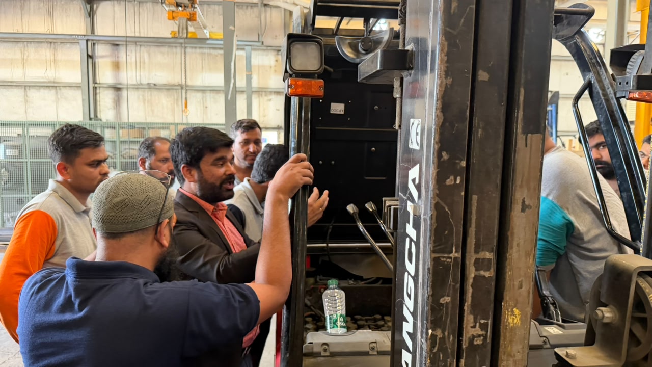 Warehouse Stacking & Precision Forklift Maneuvers - SKM 3